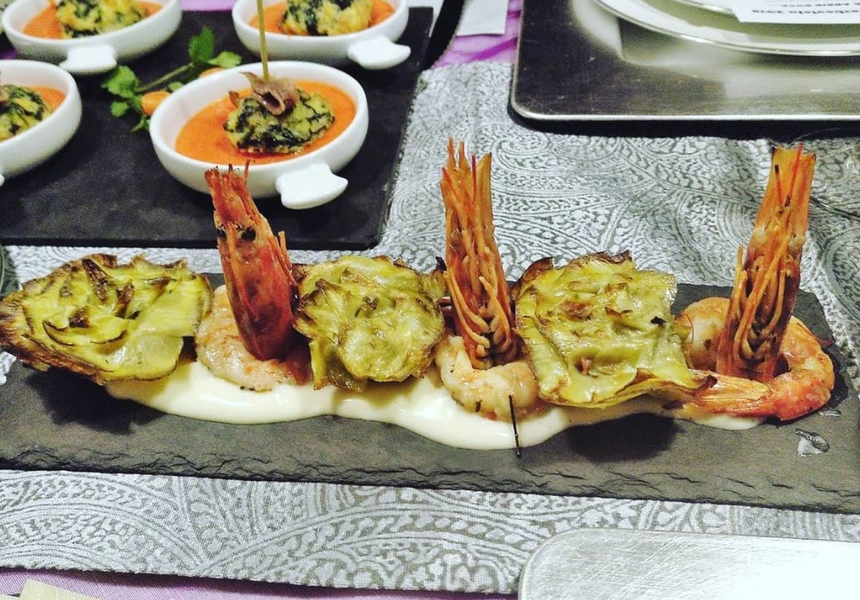 Artichoke Flowers with Grilled Prawns over Aliloli Sauce